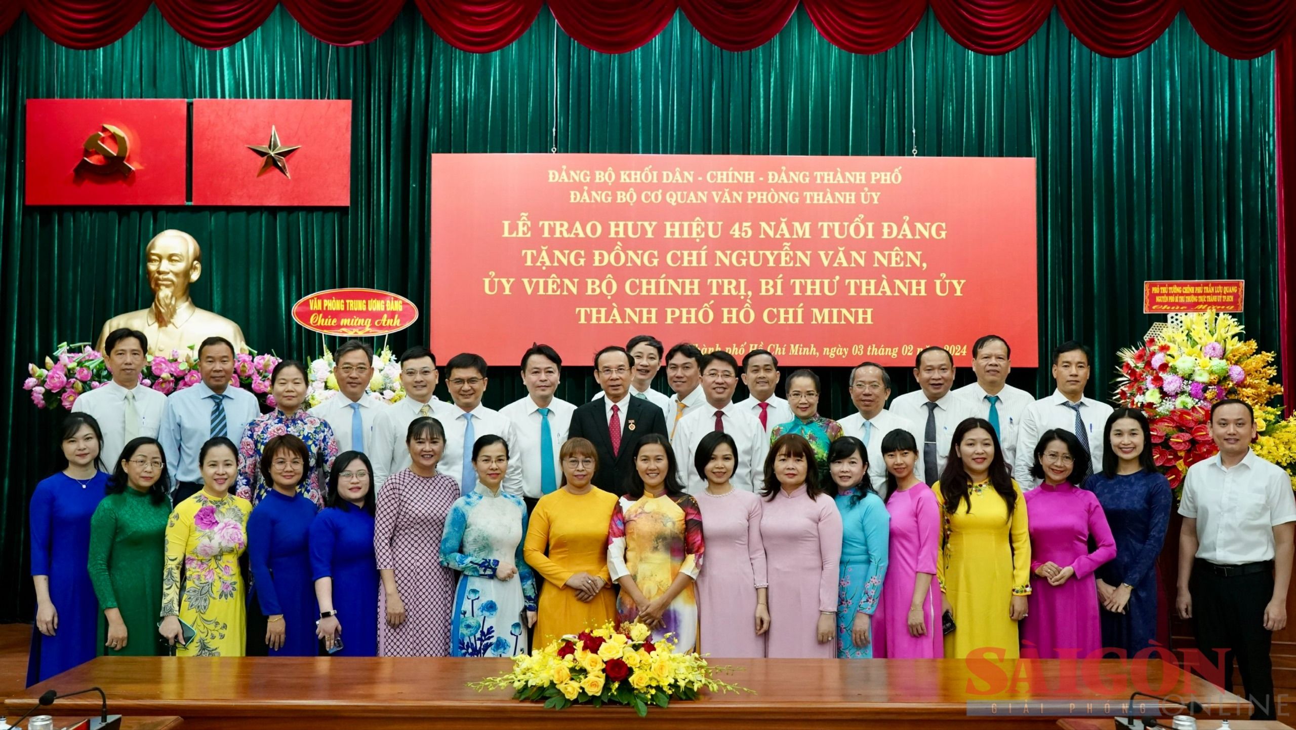 5-Lãnh đạo, cán bộ, công chức Văn phòng Thành ủy TPHCM chúc mừng đồng chí Nguyễn Văn Nên (Ảnh: Hoàng Hùng).